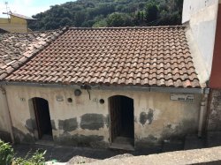 CASETTA DA TERRA A CIELO COMPOSTA AL PIANO TERRA DA UN GRANDE VANO CON ANGOLO COTTURA E W.C. E DISIMPEGNO, E AL PIANO PRIMO DA DUE VANI, DISIMPEGNO E W.C., - ENTRAMBI I PIANI SONO COLLEGATI DA UNA SCALA A CHIOCCIOLA INTERNA.