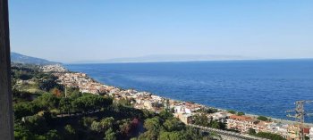 Nel comune di Sant’Alessio Siculo all’interno del residence “Sant’Alessio Village” con spedito panorama dell'incantevole baia di Sant'Alessio e del castello, a 1 km dal mare, proponiamo in affitto per brevi periodi, per max 4 persone, una villetta a schiera su due livelli, con due accessi indipendenti, così composta: al primo piano si trova la zona notte con un piccolo disimpegno, due panoramiche camere da letto matrimoniali, di cui una dotata di aria condizionata, un bagno finestrato con vasca; al piano terra si sviluppa la zona giorno con cucina a vista, secondo bagno finestrato con doccia, luminoso soggiorno-pranzo da cui si accede ad un ampio terrazzo. La cucina è servita da un altro terrazzo semicoperto.. I due livelli sono collegati da una comoda scala interna in legno e ferro. Nel raggio di pochi chilometri dall’immobile è possibile raggiungere le note località di Taormina, Letojanni, Giardini Naxos, così come Santa Teresa di Riva e Savoca.